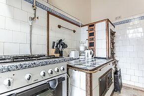 2BR Apartment Steps From AKH Center
