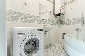 2BR Apartment Steps From AKH Center