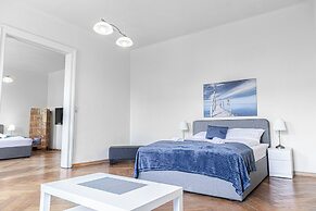 2BR Apartment Steps From AKH Center