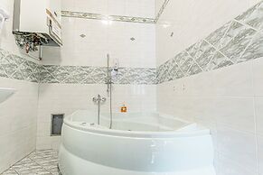 2BR Apartment Steps From AKH Center