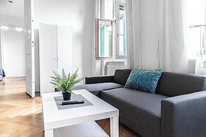 2BR Apartment Steps From AKH Center