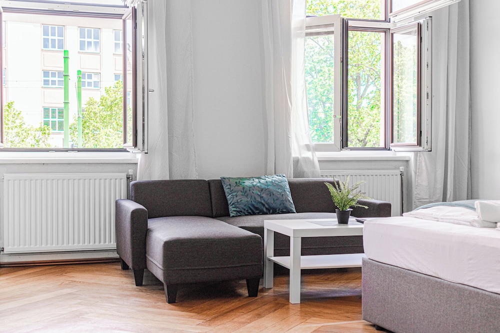 2BR Apartment Steps From AKH Center