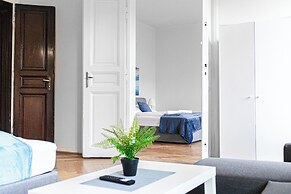 2BR Apartment Steps From AKH Center