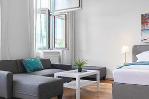2BR Apartment Steps From AKH Center