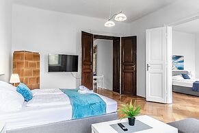 2BR Apartment Steps From AKH Center