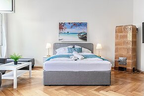 2BR Apartment Steps From AKH Center