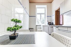 2BR Apartment Steps From AKH Center