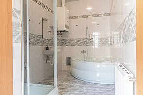 2BR Apartment Steps From AKH Center