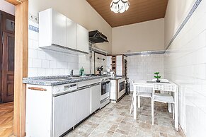 2BR Apartment Steps From AKH Center