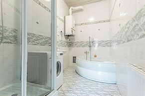 2BR Apartment Steps From AKH Center
