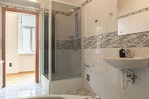 2BR Apartment Steps From AKH Center