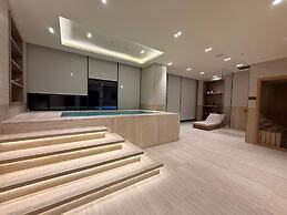 Luxury 1BR w Private Pool & Skyline View
