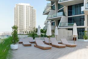 Luxury 1BR w Private Pool & Skyline View