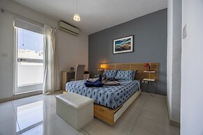 Modern Sunlit 2BR Penthouse Big Terrace