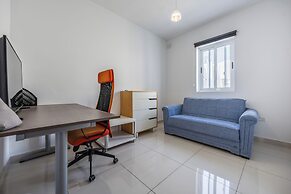 Modern Sunlit 2BR Penthouse Big Terrace