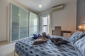 Modern Sunlit 2BR Penthouse Big Terrace