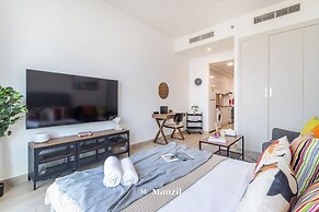 Manzil - Sleek Studio with Pool in JVC