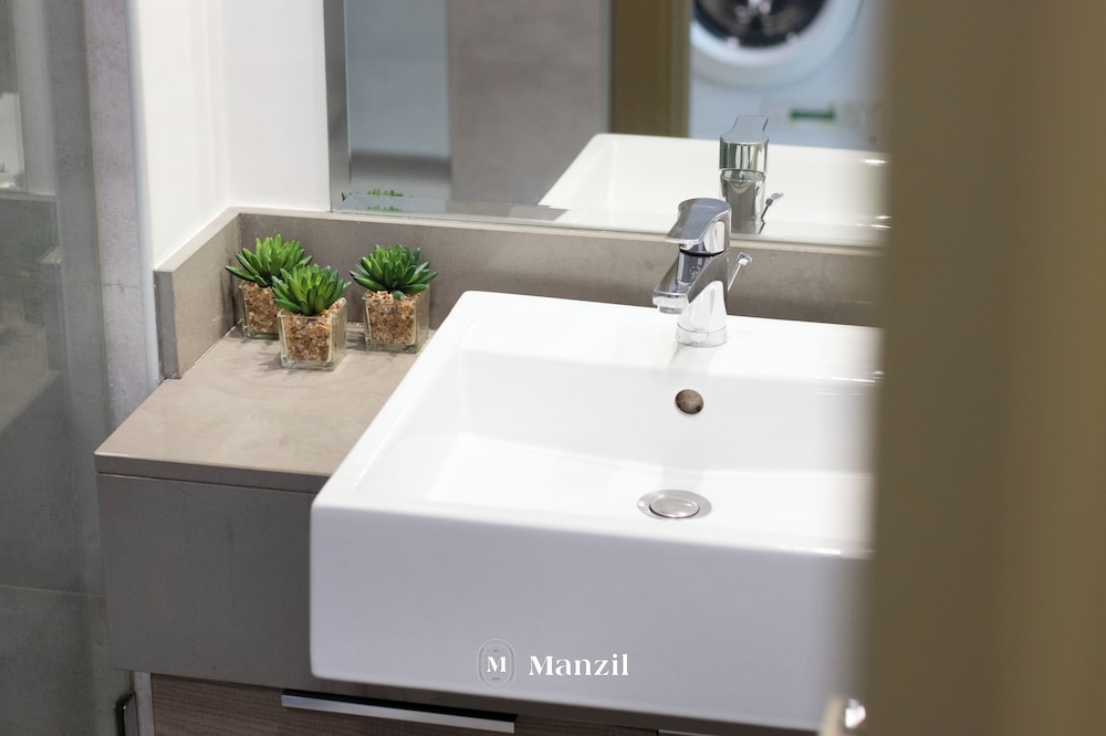 Manzil - Sleek Studio with Pool in JVC