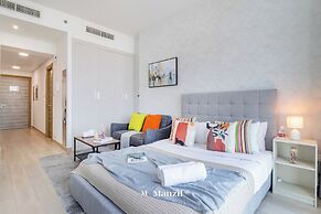 Manzil - Sleek Studio with Pool in JVC
