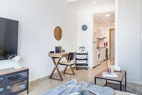Manzil - Sleek Studio with Pool in JVC