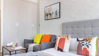 Manzil - Sleek Studio with Pool in JVC