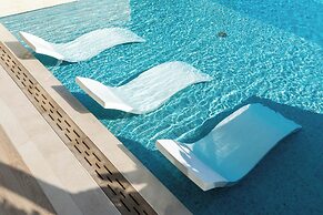Modern Luxury Apartment - Balcony Pool