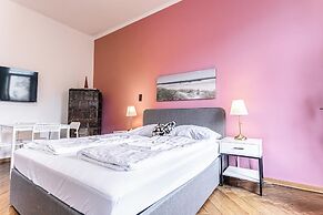 Chic 1BR Apartment Near AKH Center