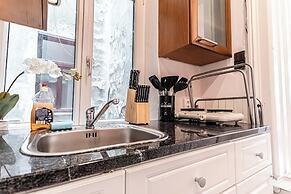 Chic 1BR Apartment Near AKH Center