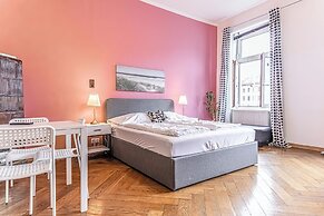 Chic 1BR Apartment Near AKH Center