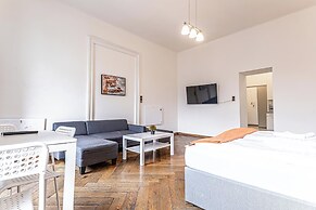 Pretty Apartment Near AKH Center Access