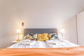 Pretty Apartment Near AKH Center Access