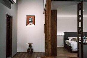 Slow Travel Space for Neighbors