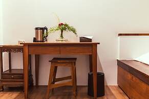 Slow Travel Space for Neighbors