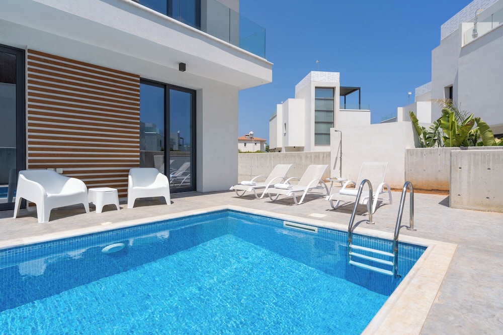Villa Flora's 3-BR Retreat & Private Pool in Protaras