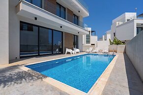 Villa Flora's 3-BR Retreat & Private Pool in Protaras