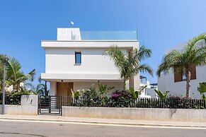 Villa Flora's 3-BR Retreat & Private Pool in Protaras