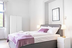 Central Access 2BR Apt Near AKH Hospital
