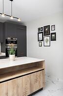 Sunlit Top Floor 2BR APT Big Terrace