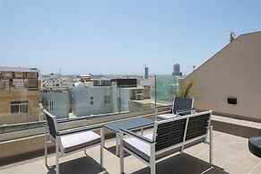 Sunlit Top Floor 2BR APT Big Terrace