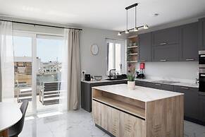 Sunlit Top Floor 2BR APT Big Terrace