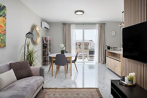 Sunlit Top Floor 2BR APT Big Terrace