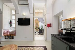 Classic APT with Internal Court Yard