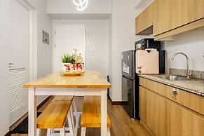Stylish Condo - Cozy Urban Living