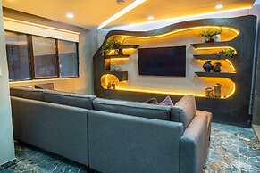 6 Bedroom Apartment with Massive Jacuzzi