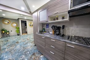 6 Bedroom Apartment with Massive Jacuzzi
