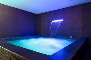 6 Bedroom Apartment with Massive Jacuzzi
