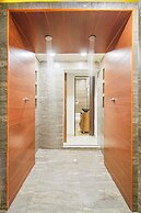 6 Bedroom Apartment with Massive Jacuzzi