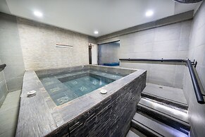 6 Bedroom Apartment with Massive Jacuzzi