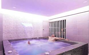 6 Bedroom Apartment with Massive Jacuzzi