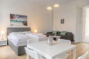 Cozy 2BR Stay Near AKH With WiFi